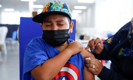 Vacunan a niños de 12 a 17 años en la frontera de Coahuila