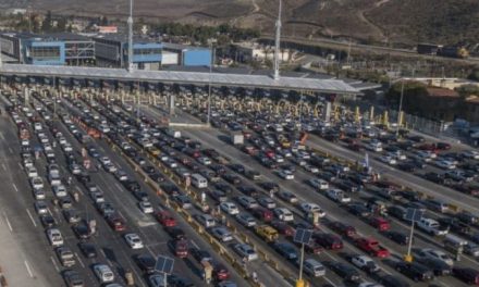 Todavía no abren y ya hay kilómetros de fila en la frontera con Estados Unidos