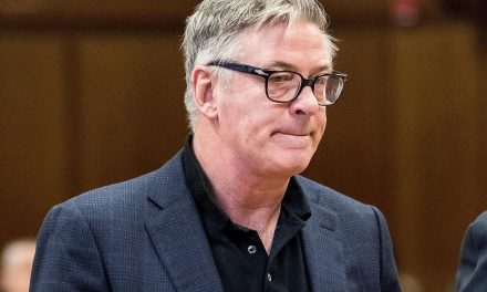 Demandan otra vez a Alec Baldwin, ahora por ‘comportamiento peligroso’