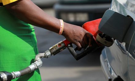 Hacienda vuelve a manipular los estímulos de la gasolina