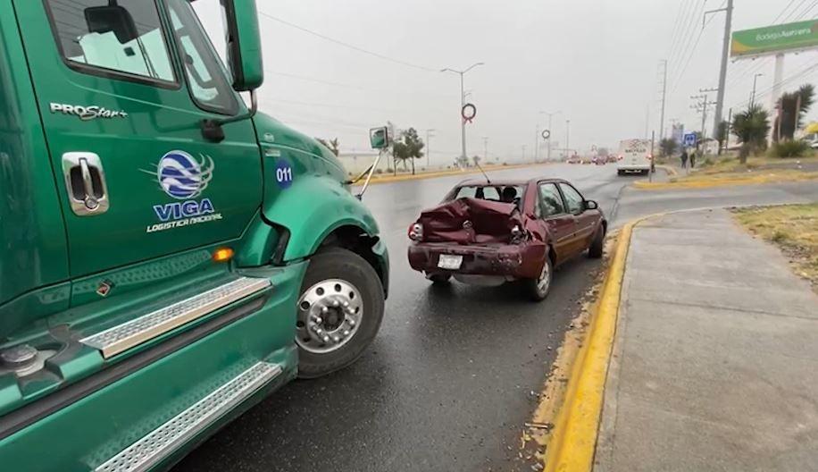 Trailero no frena y provoca accidente con una persona herida