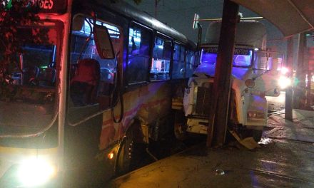 Tráiler se impacta contra camión de la Ruta 1 en Nuevo León