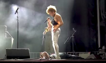 Vocalista de banda de metal orina en la cara a un fan durante concierto (video explícito)
