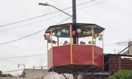 ¡Unas pachangas bien prendidas!; construyen salón de fiestas sobre poste de luz en Nezahuacóyotl