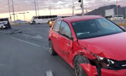 Se pasa luz roja y provoca accidente con cuantiosos daños materiales
