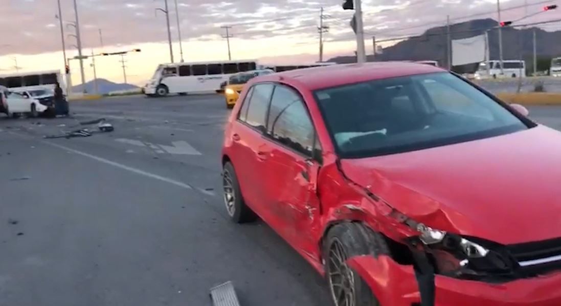 Se pasa luz roja y provoca accidente con cuantiosos daños materiales