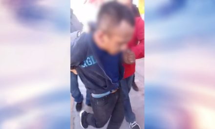 Grupo de taxistas detienen a joven que robó un taxi