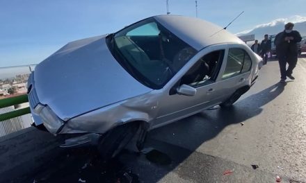 Casi cae del segundo piso del periférico