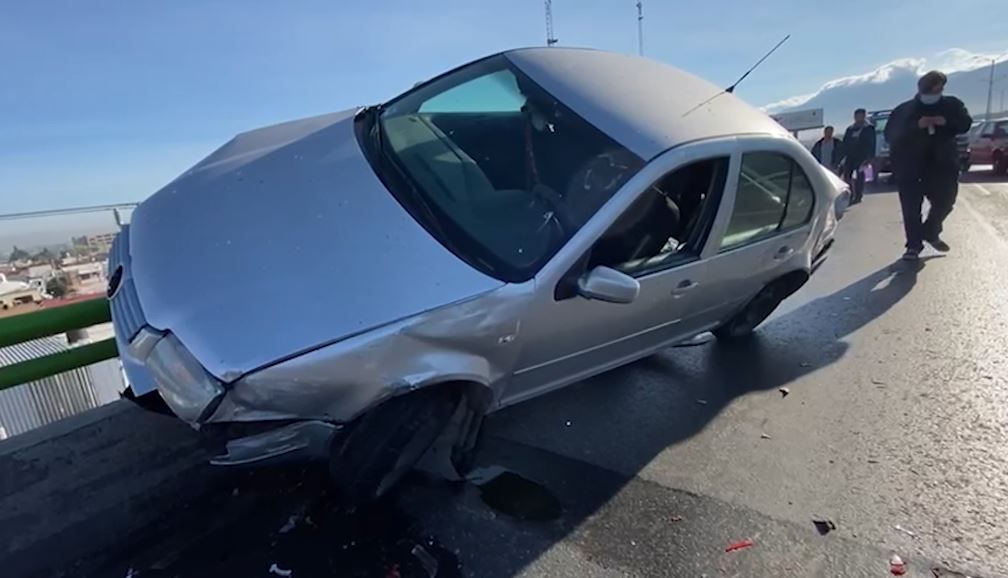Casi cae del segundo piso del periférico