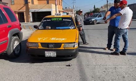 Mujer termina lesionada en accidente