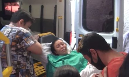 Se rebana los dedos mujer operaba una máquina para hacer tortillas