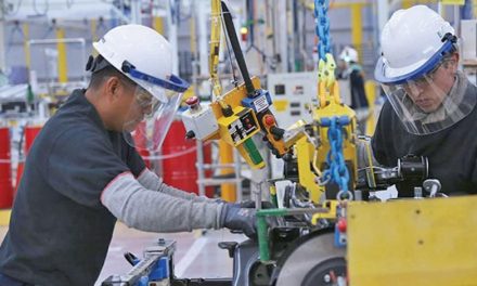 El empleo manufacturero aumentó 0.4% en septiembre: Inegi