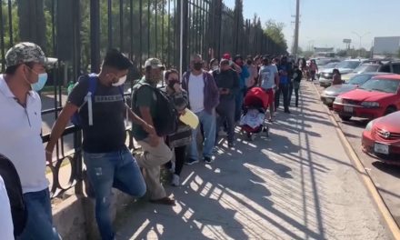 En Torreón rezagados abarrotan Bosque Urbano para vacunarse