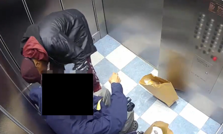 Roba a adulto mayor en silla de ruedas al interior de un elevador (video)