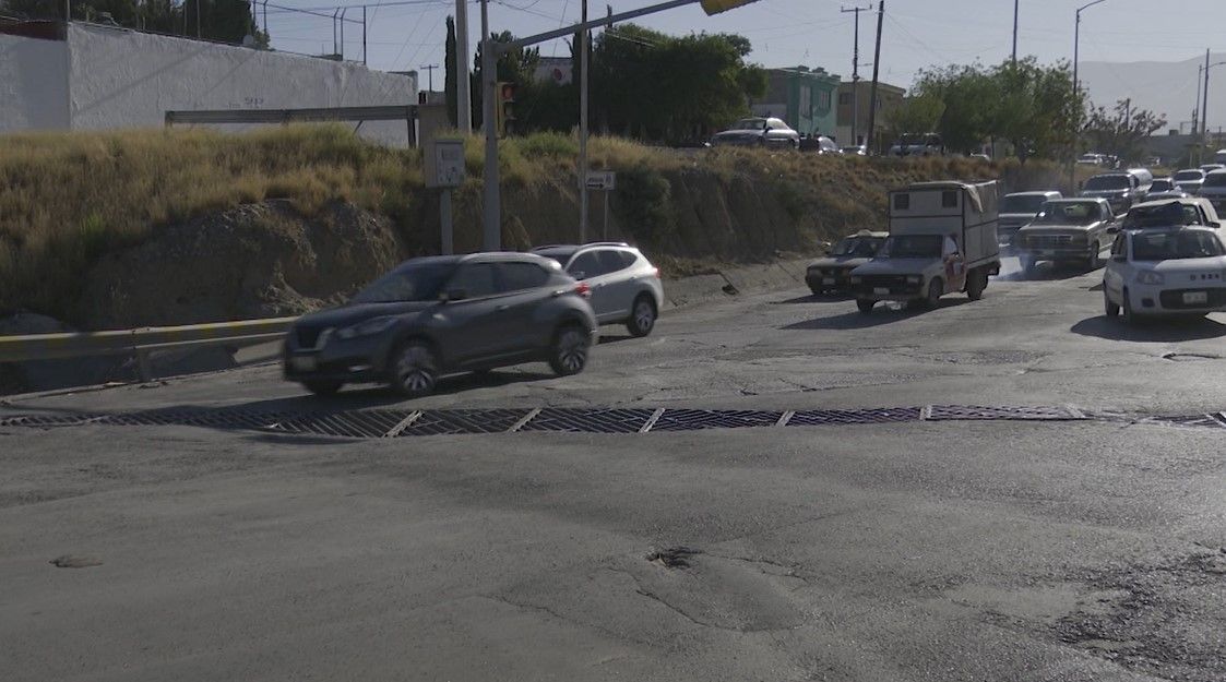 Conductores reportan daños en rejillas de calles de Saltillo