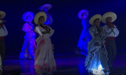 Se presenta Ballet Folklórico en Paraninfo del Ateneo Fuente, en Saltillo
