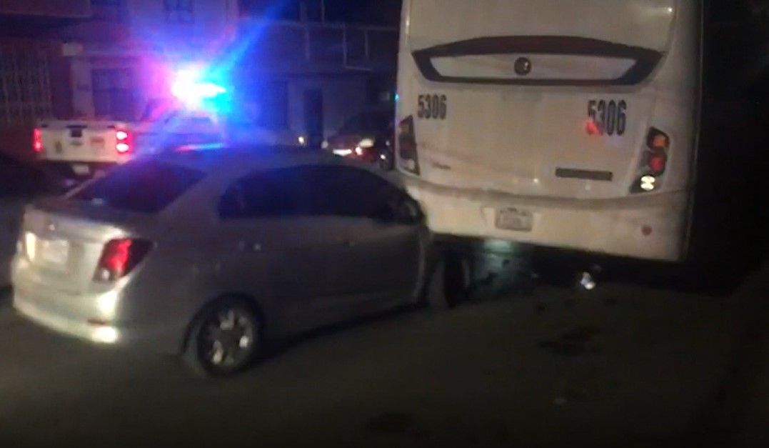 Militar ebrio dormita y choca contra camión estacionado