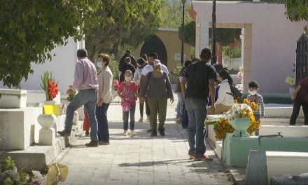Sin contratiempos, arteaguenses visitan a sus difuntos