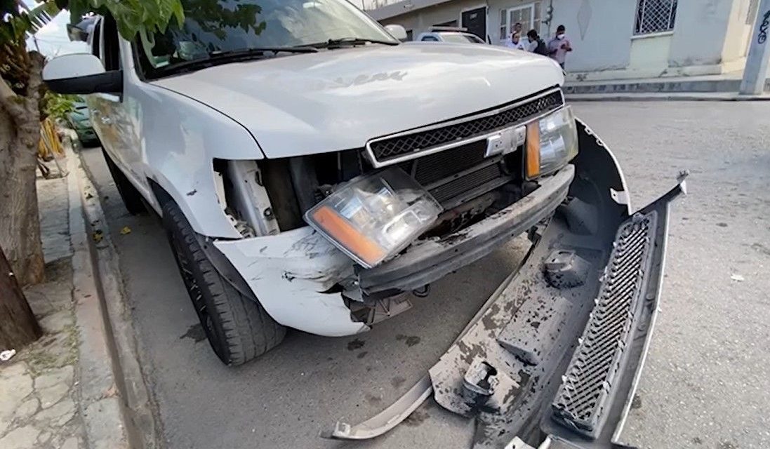 Se pasa alto y choca en calles de Saltillo