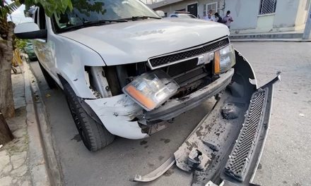 Se pasa alto y choca en calles de Saltillo