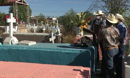 Familiares cumplen su promesa, visitan a sus difuntos desde hace 15 años