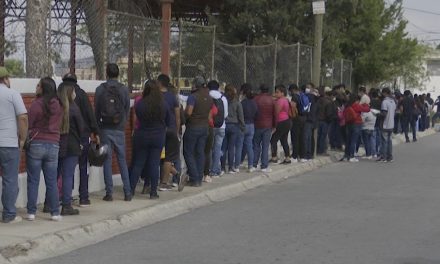 Jóvenes abarrotan centros de vacunación en Ramos Arizpe