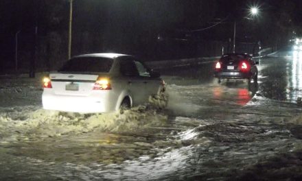 Lluvia y granizo sorprenden a monclovenses y causa caos en la ciudad