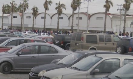 Rezagados forman filas kilométricas para recibir vacuna anticovid en Saltillo