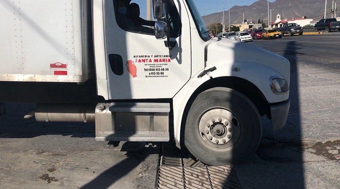 Rejilla de drenaje pone en peligro a automovilistas al poniente de Saltillo
