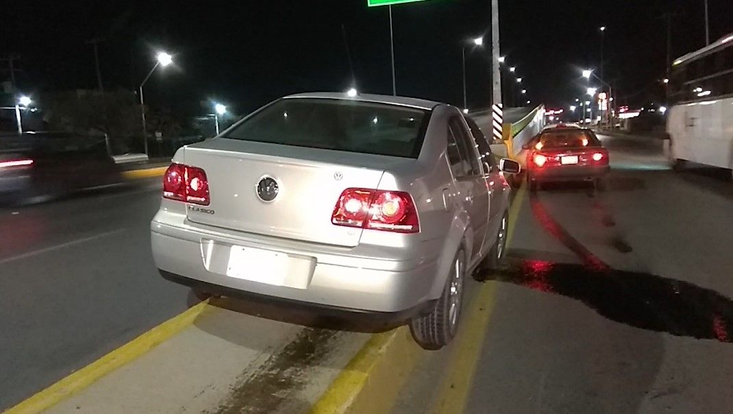 Ebrio conductor se trepa en camellón