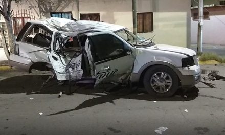 Le explota llanta y sale volando de su camioneta al sur de Saltillo