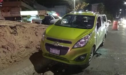 No conocía las calles de Saltillo y mujer vuelca su automóvil