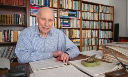 Abuelito de 89 años cumple su sueño al obtener doctorado en Física