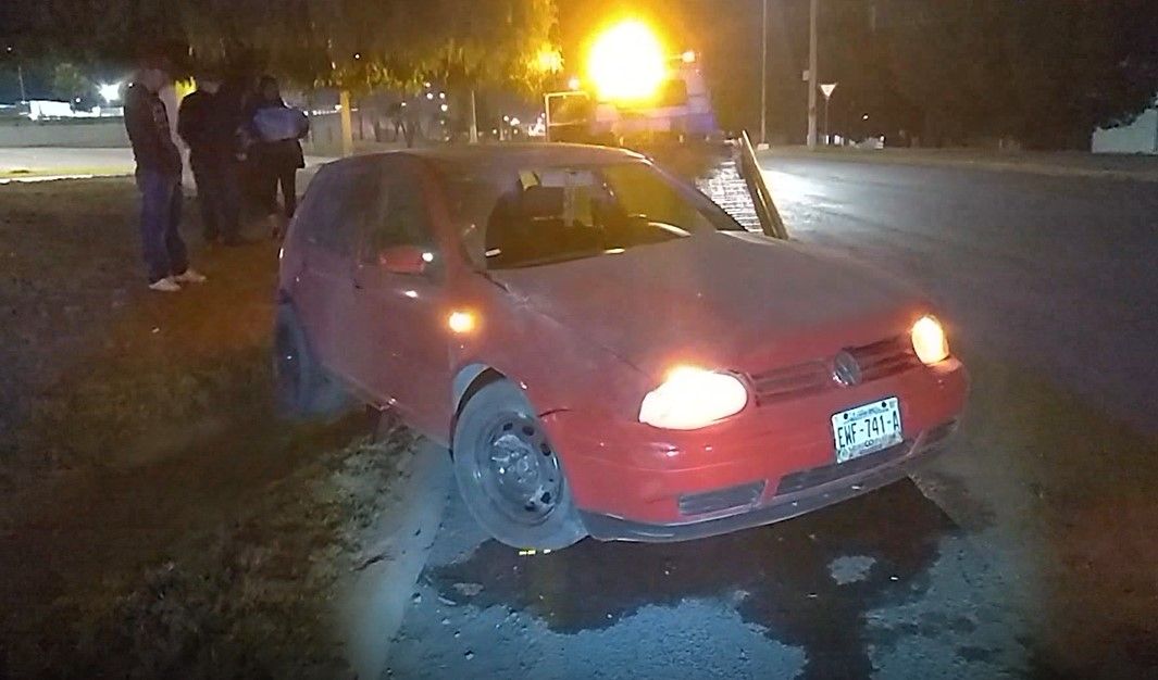 Se salva de volcar tras sufrir un ‘cerrón’ al oriente de Saltillo