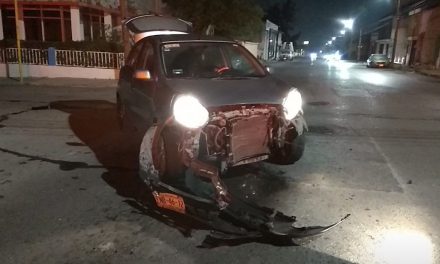 Provoca accidente en el Centro por falla en los frenos de su coche