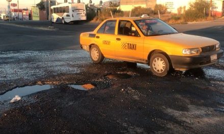 Vecinos exhiben baches en bulevar al oriente de Saltillo