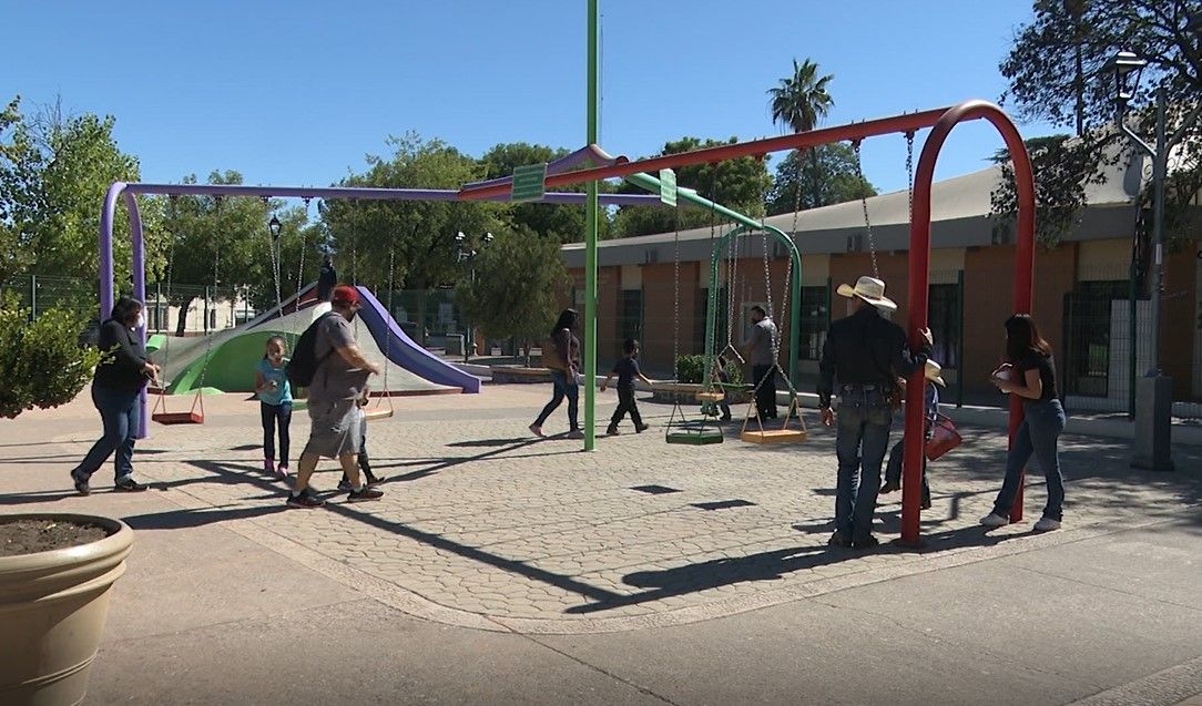Disfrutan saltillenses de día festivo en parques públicos