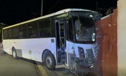 Se le bota la palanca y camión sin chofer causa destrozos al oriente de Saltillo
