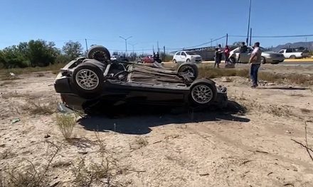 Vuelca al norte de Saltillo por conducir a exceso de velocidad