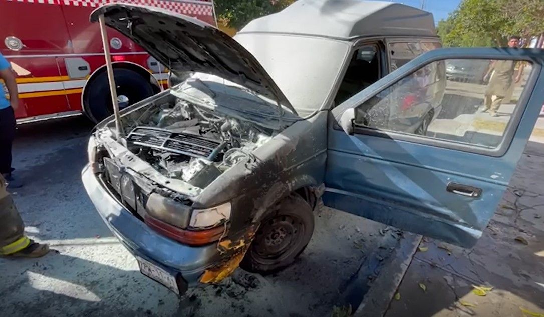 Llamas consumen vehículo en colonia de Saltillo