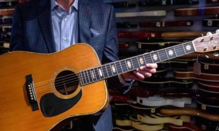 ‘Rematan’ guitarra de Eric Clapton, se vende en 625 mil dólares