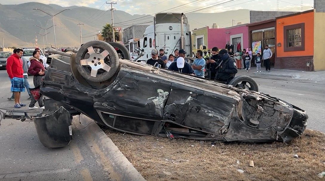 Mujer resulta herida en volcadura al oriente de Saltillo