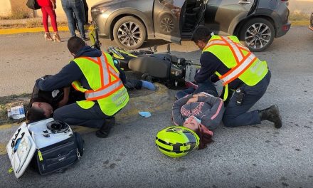 Conductora embiste y manda al hospital a motociclistas al oriente de Saltillo