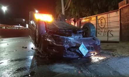 Vuelca hombre al sur de Saltillo; lo detienen por olor a alcohol