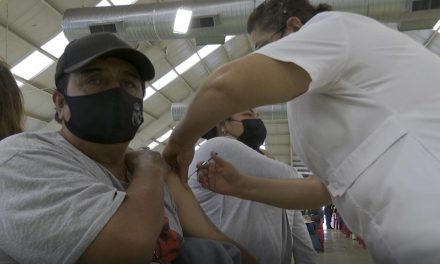 Aplican 3 mil dosis AstraZeneca a rezagados en Saltillo y ni así completan