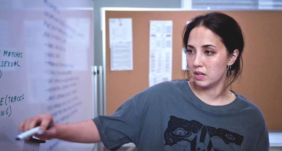Madre se hace pasar por menor para ayudar a arrestar depredadores sexuales; hacen serie televisiva del proceso