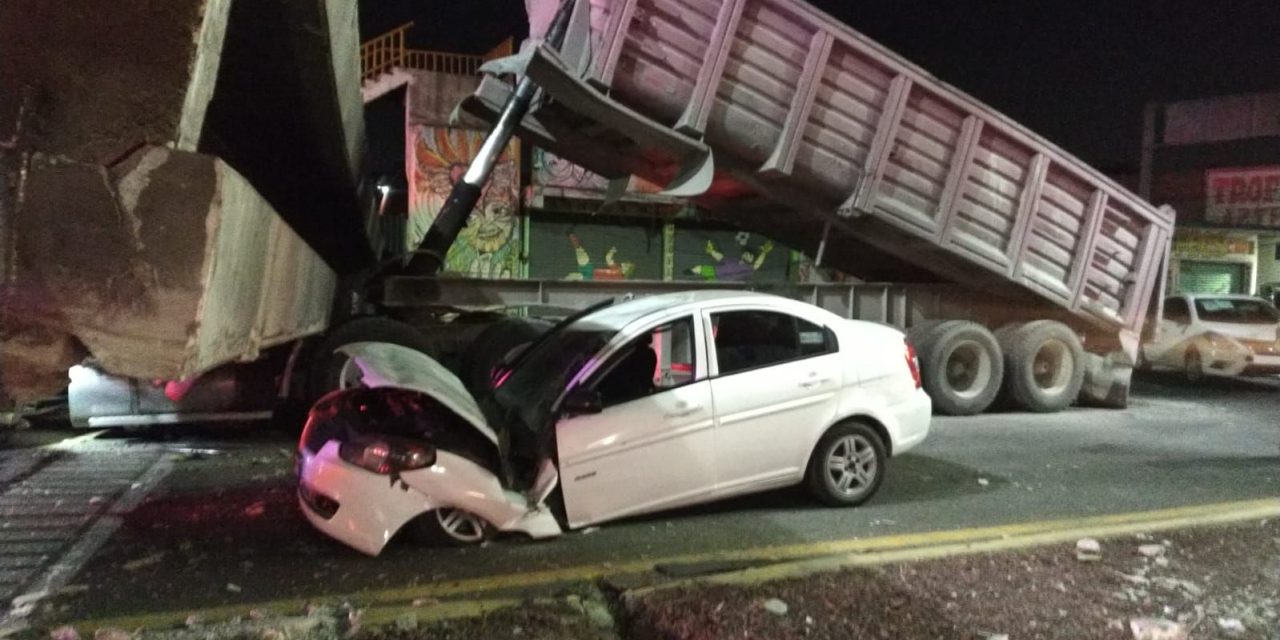 Video: Cae puente peatonal y aplasta a tráiler en el Estado de México