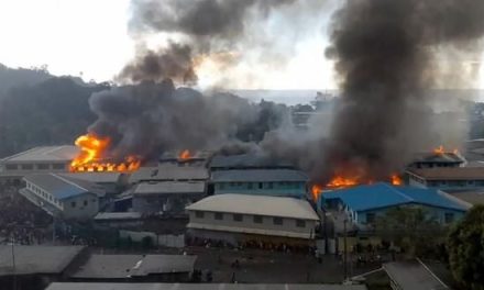 Manifestantes de la Islas de Salmón se revelan ante el confinamiento (video)