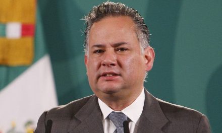 Tras polémica por boda destituyen a Santiago Nieto de la UIF