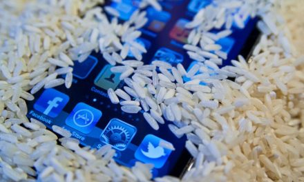 Olvida el mito del arroz, esto es lo que debes hacer si tu celular cae al agua